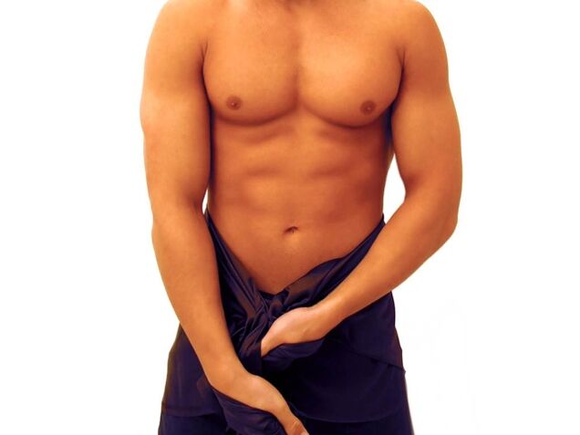 Мъж прави упражнения за уголемяване на пениса си