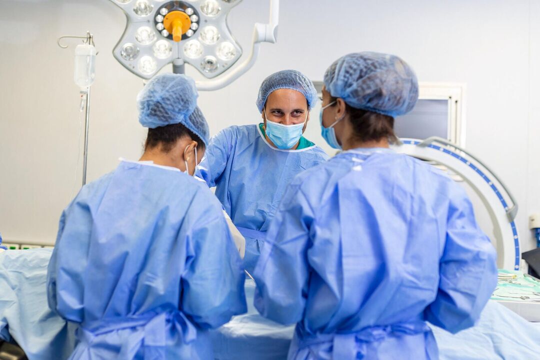 Пластичните хирурзи извършват операция за уголемяване на пениса на мъжа